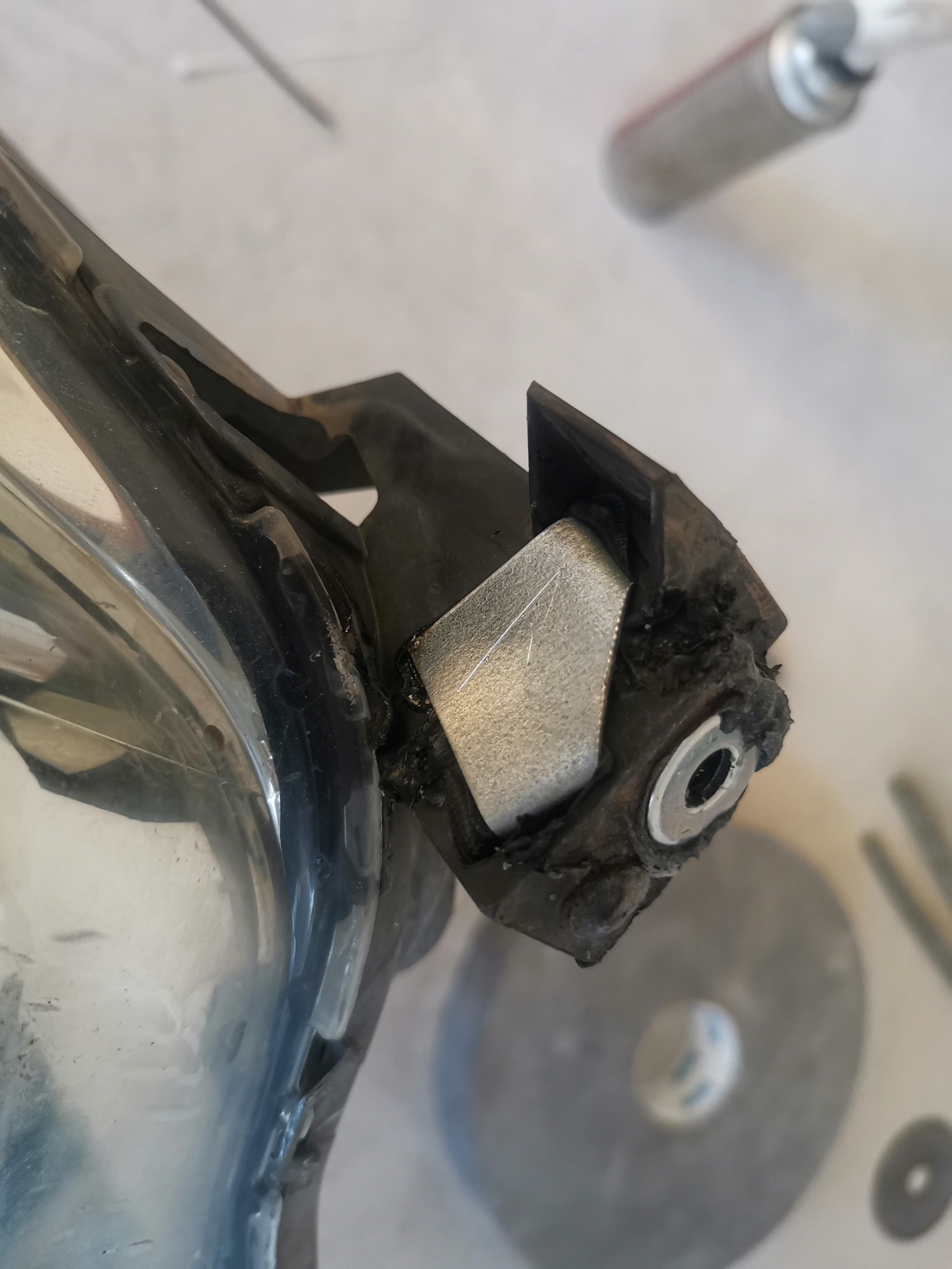 Toyota auris восстановление креплений фары. восстановление крепления бампера. мазда 3 крепление бампера уши. восстановление крепления. пайка крепления бампера.