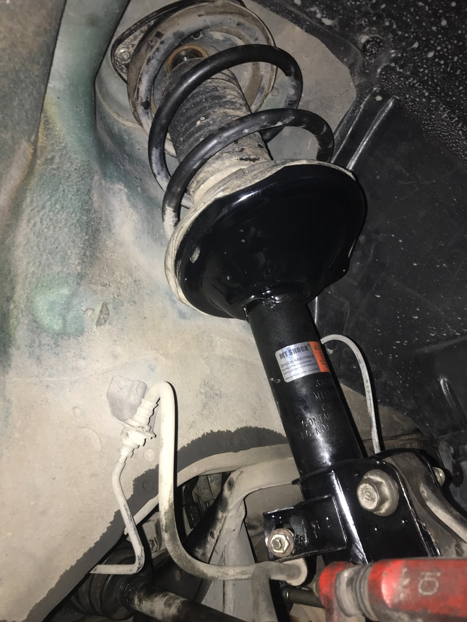 Это уже замененая передняя стойка MT SHOCK — Subaru Legacy Outback (BE/BH)