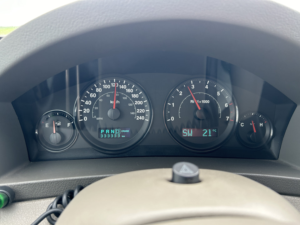 Фото в бортжурнале Jeep Grand Cherokee (WK). Запчасти на фото: B10012
