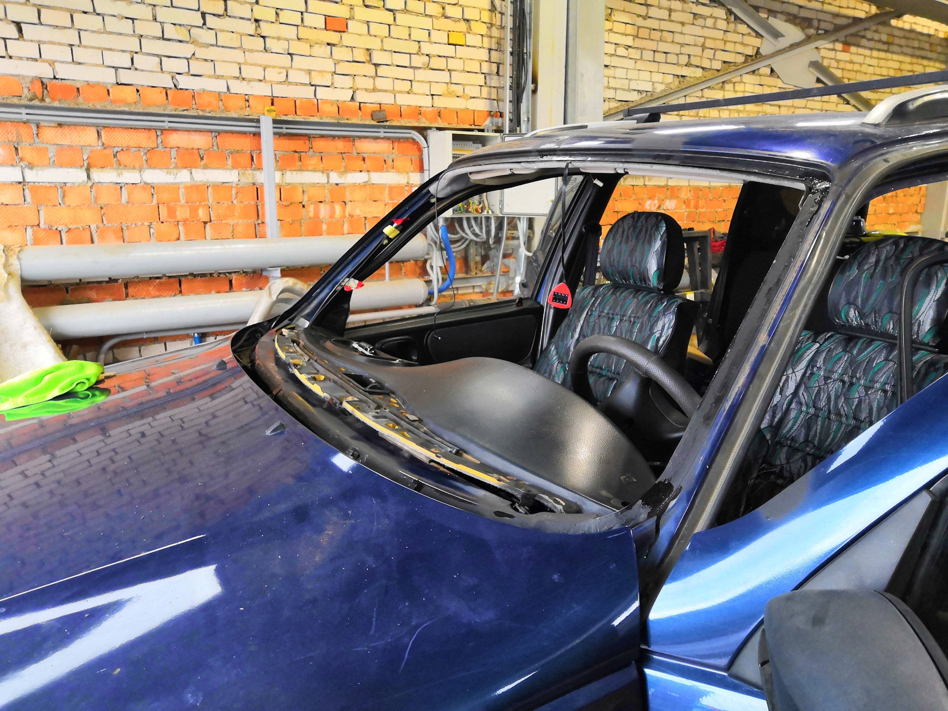 Лобовое стекло от Бенсон. — Chevrolet Niva GLX, 1,7 л., 2008 года ...