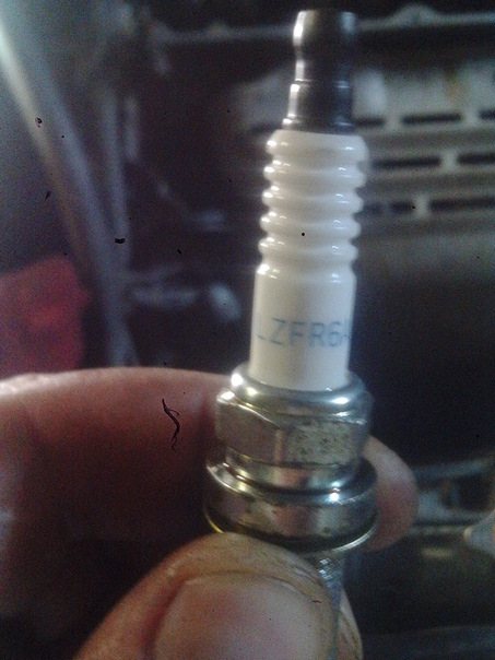 Замена прокладки подклапанной крышки, колец свечных колодцев, свечей и ...