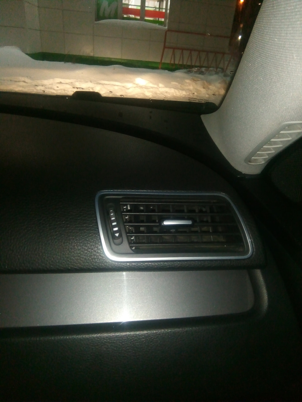 Замена дефлекторов воздуховодов — Volkswagen Passat B6, 1,9 л, 2008 ...