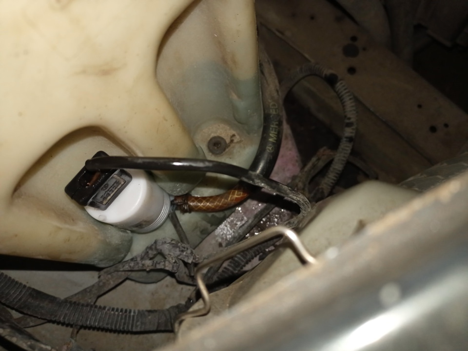 Перестала распрыскиваться жидкость из бачка омывателя (решено ...