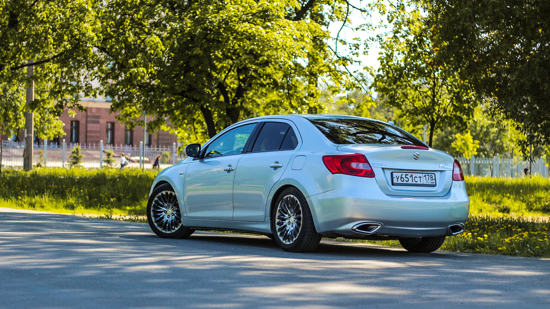 Диски на сузуки кизаши. Сузуки кизаши хэтчбек. Шины suzuki kizashi. Suzuki kizashi 2022. Kizashi 2022.
