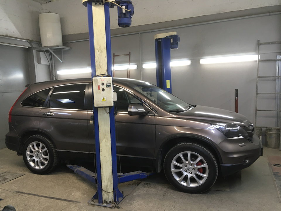 Переднее левое колесо на трех гайках — Honda CR-V (RE), 2 л, 2012 года ...