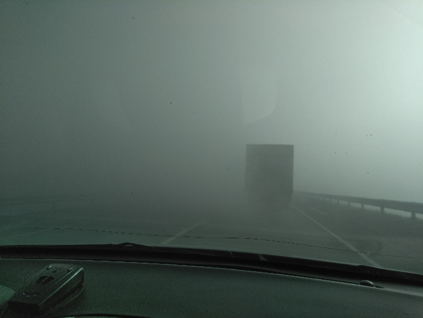 Туман не видали. Окно туман. Туман из окна автомобиль. Туман ничего не видно. Сильный туман из окна.