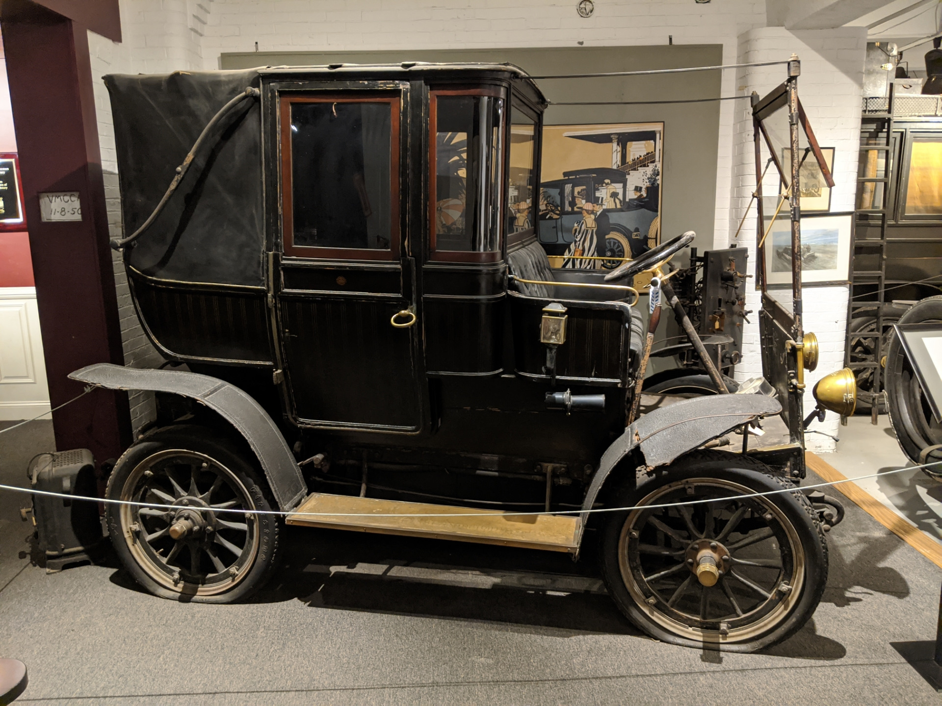 Имеется автомобиль. Электромобили 1905. Музей старинных автомобилей в Монако. Музей старых мерседесов. Музей старинных китайский транспорт.