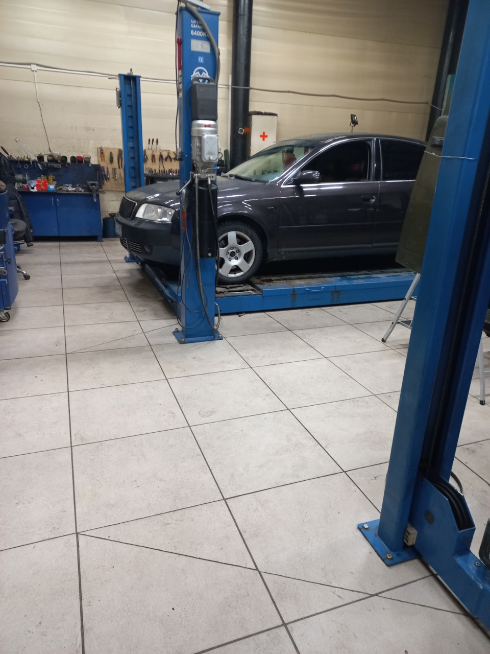 Замена рулевых тяг и наконечников — Audi A6 (C5), 2,4 л, 2003 года ...