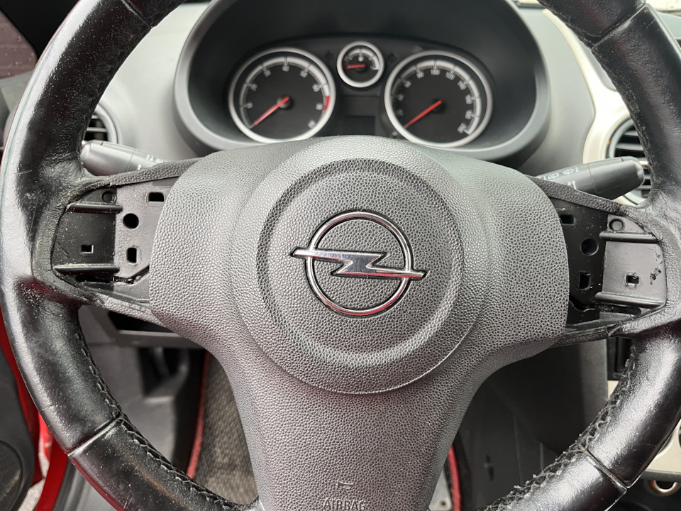 1. Кнопки руля, внутренняя ручка. — Opel Corsa D, 1,2 л, 2007 года ...