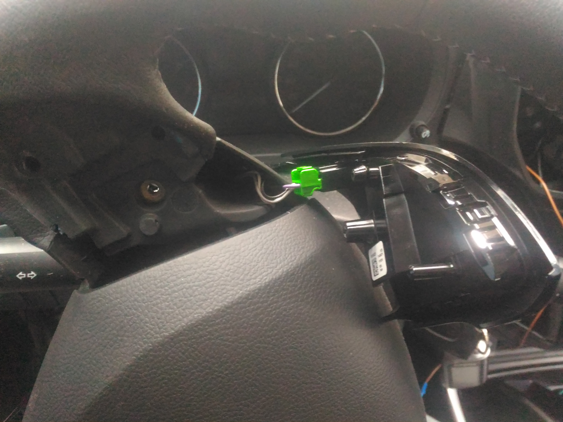 Как снять руль аутлендер 3 Кнопки HandsFree на руле - Mitsubishi Outlander (3G), 2 л, 2020 года своими рука