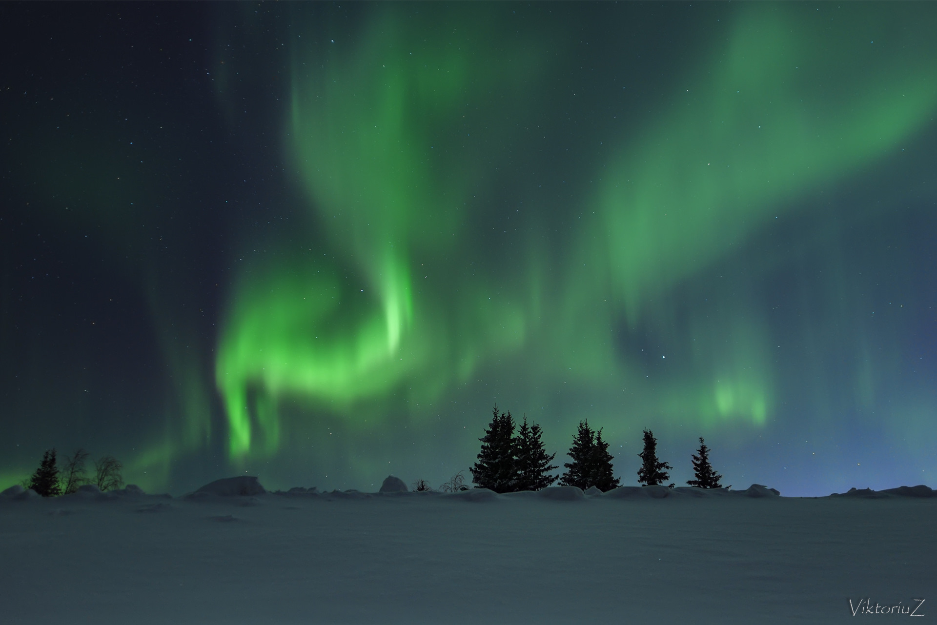 Сияние заполярья. Северное сияние в тундре. polar lights.