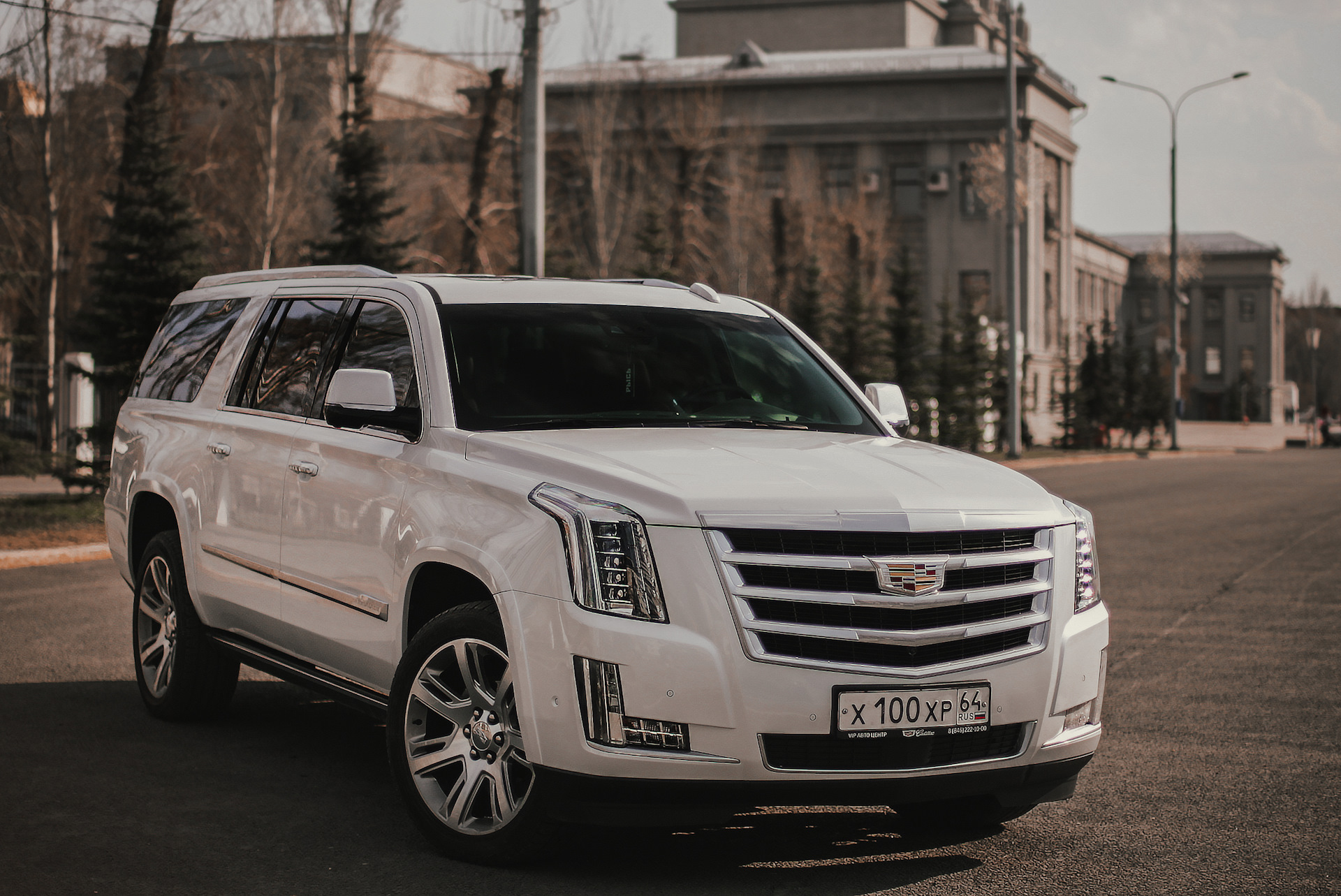 Escalade long. Cadillac Escalade 2022. Кадиллак Эскалейд 2022. Cadillac Escalade 2022 Silver. Серебристый Кадиллак Эскалейд 2022.