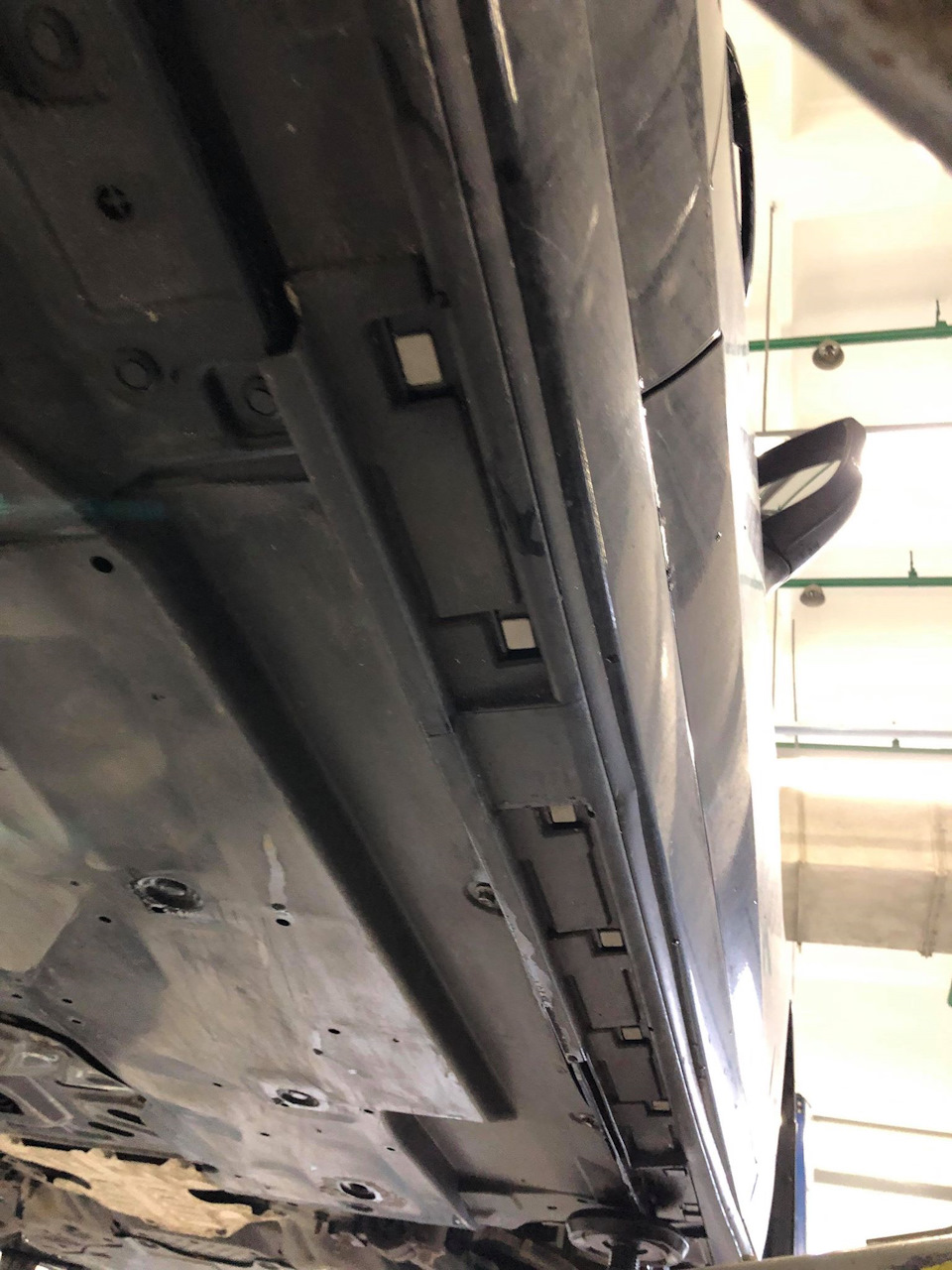 Накладка порога левая — Mazda 3 (3G) BM, 1,5 л, 2016 года | кузовной ...