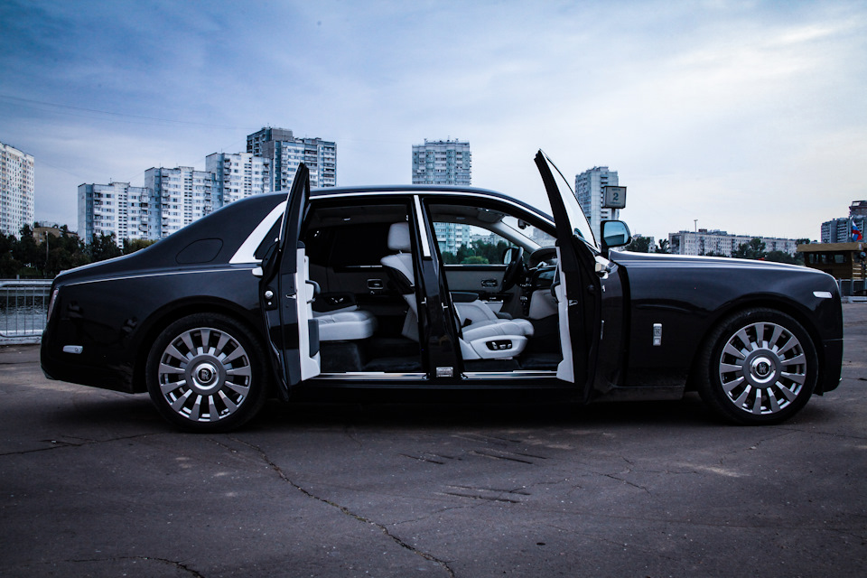 Автомобиль открытые двери rolls royce