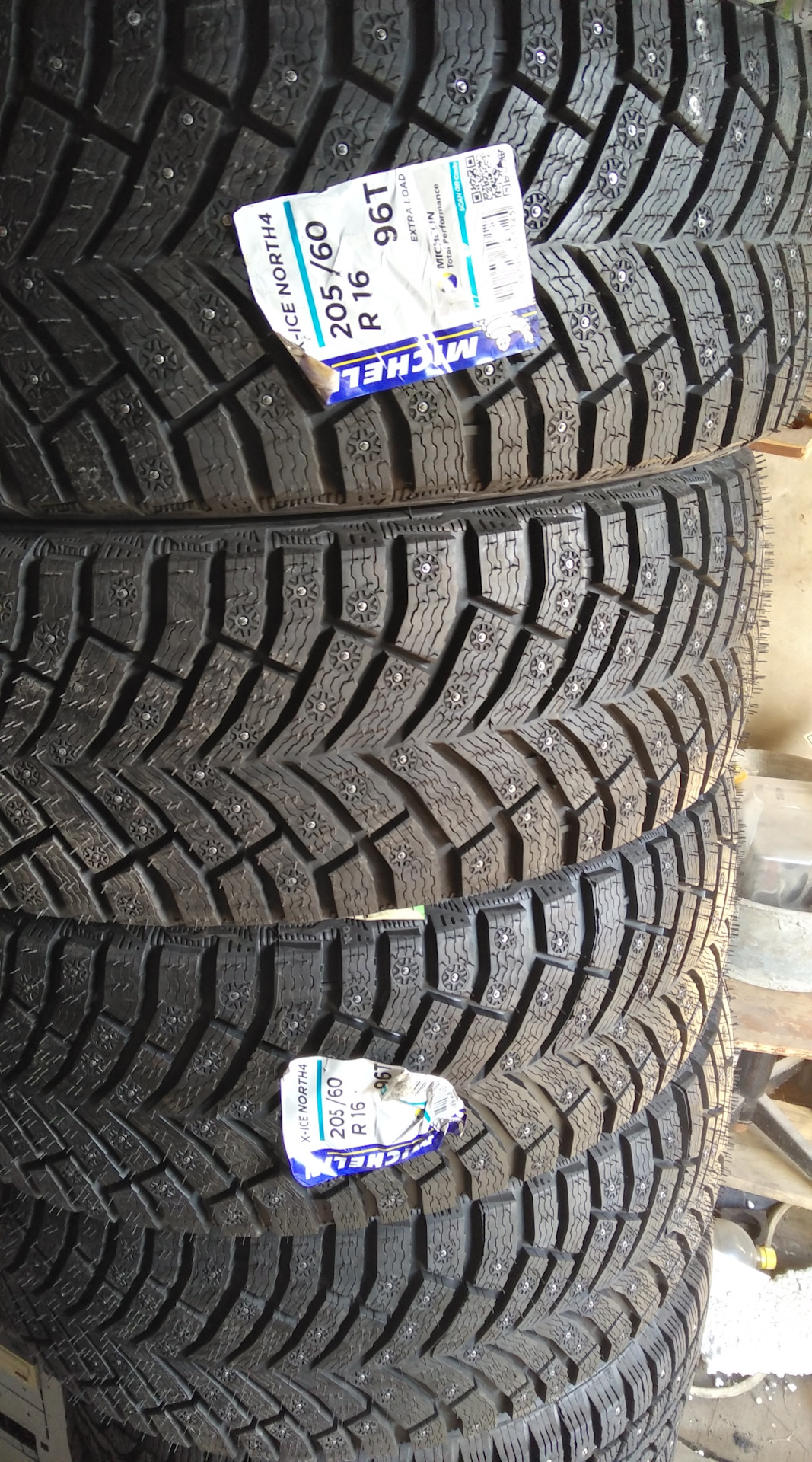 Шины мишлен айс 4. R20 Michelin x Ice North 4. Michelin x-Ice North 4 SUV 265/45 r21. Мишлен 250 шипов. 295/40 21 Michelin North 4.