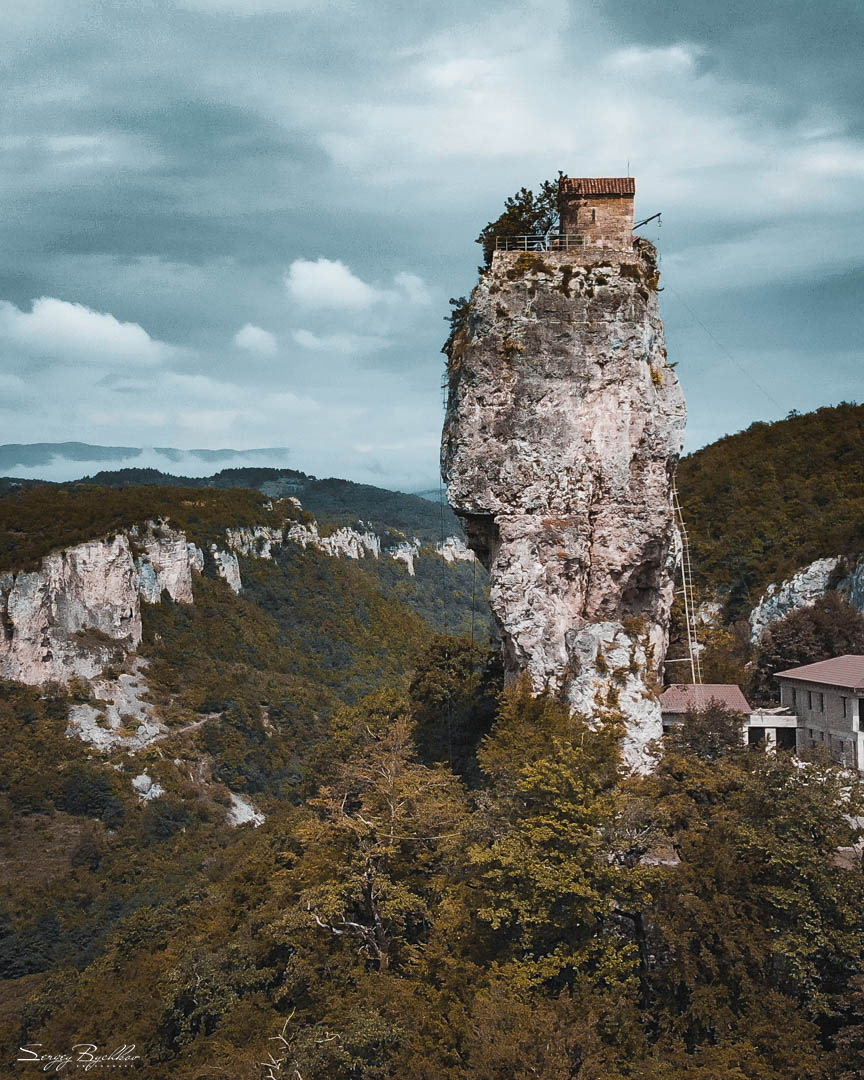 Кацхи столп осенью