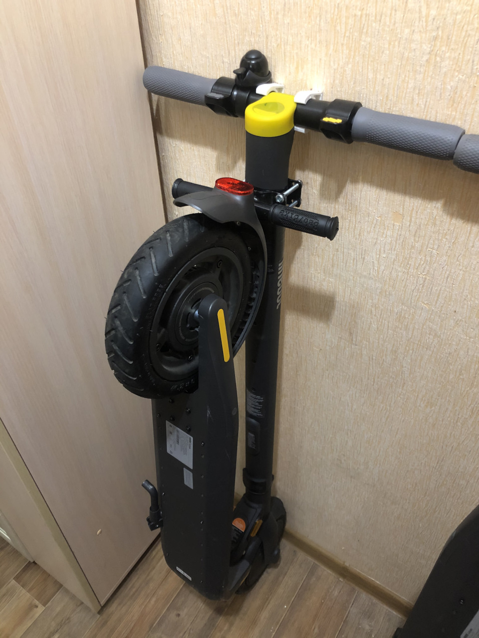 Крепление на стену для самоката ninebot