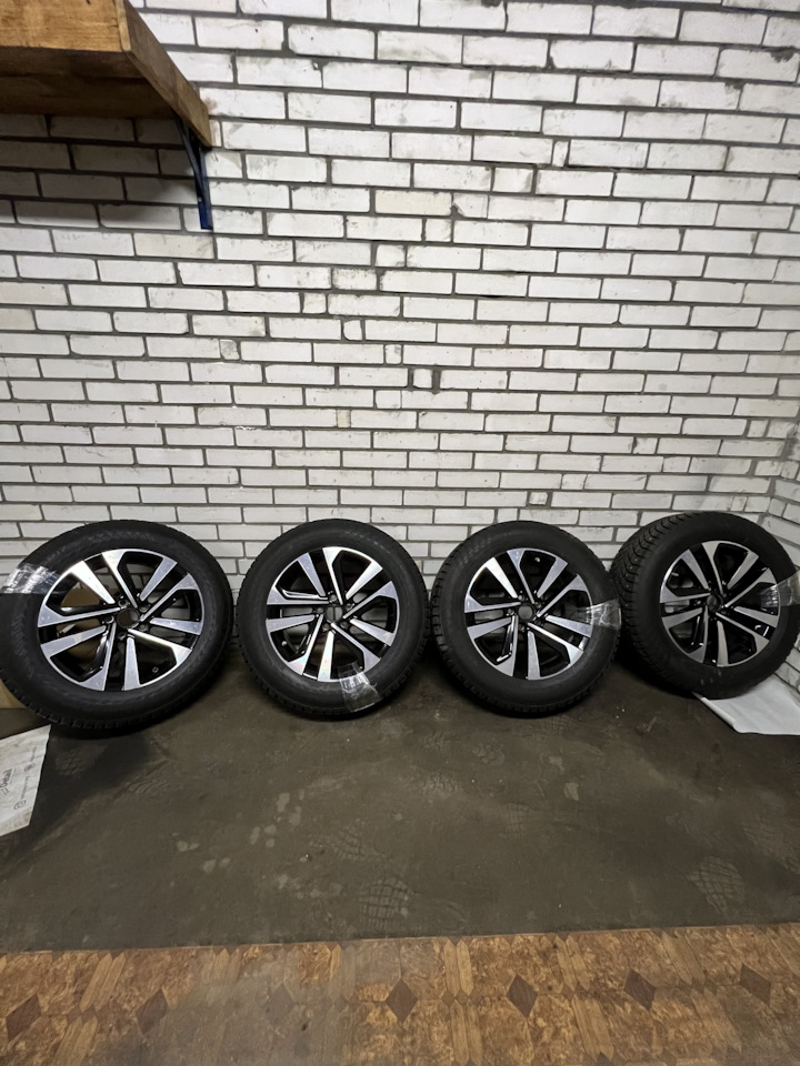Шины зимние шипованные Nokian 215/65 R17, литые диски Dublin 7Jx17 ET40 ...