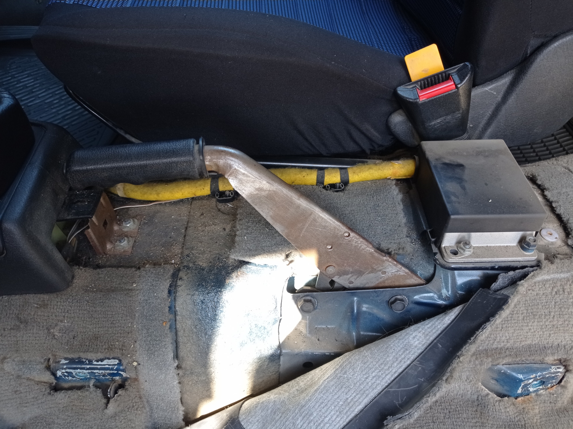 Замена передних опор двигателя и рычага стояночного тормоза — Opel ...