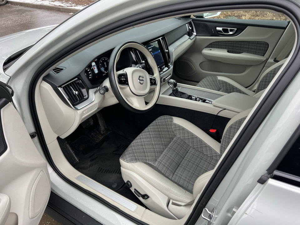 Уход за салоном — Volvo V60 Cross Country (2G), 2 л, 2020 года ...
