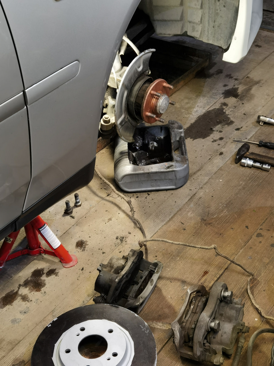 Медная смазка, чтобы диск не прикипал. — Nissan Gloria (11G)