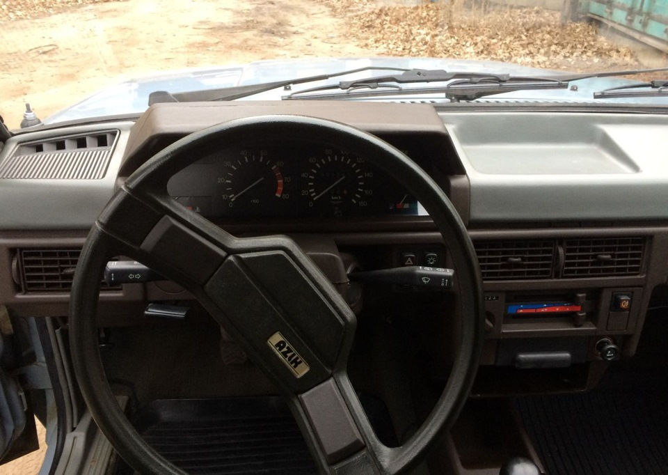 Руль без острой грани 1988 год.Черный шрифт AZLK торпедо серо-кофейной гаммы. — Москвич 2141