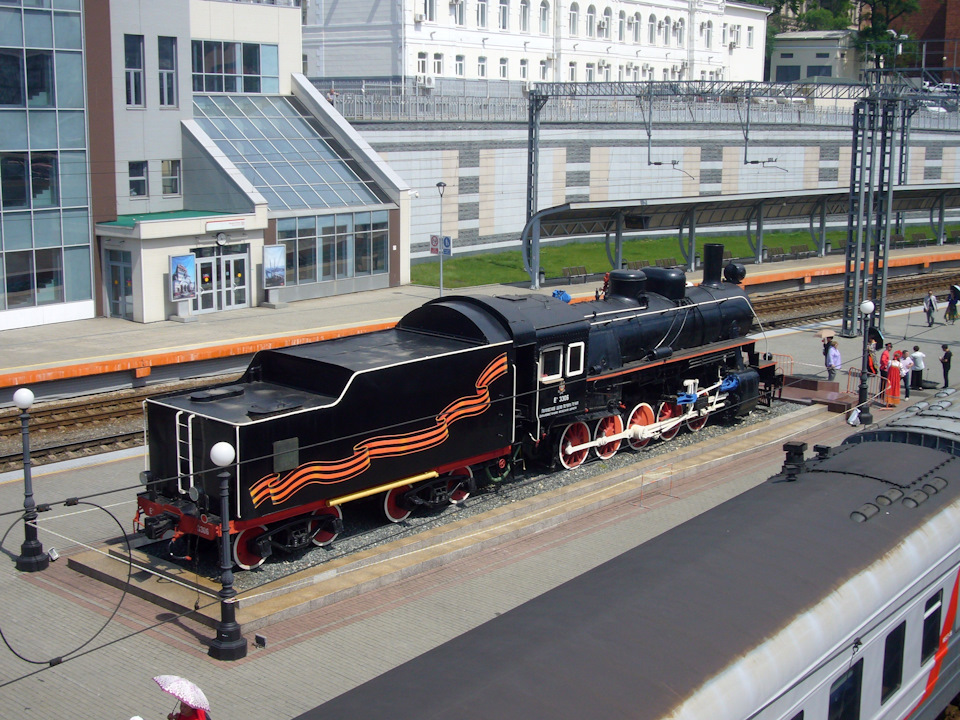 Паровоз на перроне Железнодорожного вокзала Владивостока. — Nissan Serena Mk IV (C26)