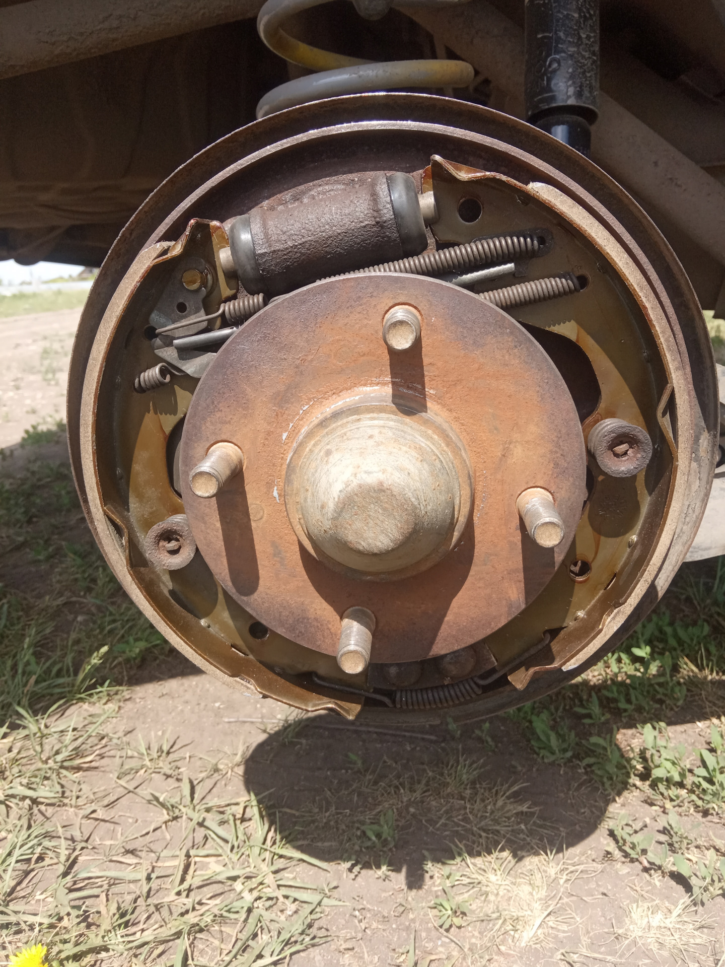 Тормозной барабан ниссан ноут 1. Ниссан ад задание тормоза. Ниссан ад задние тормоза. Колодки задние nissan ad 2000. Как снять задний барабан на ниссан.