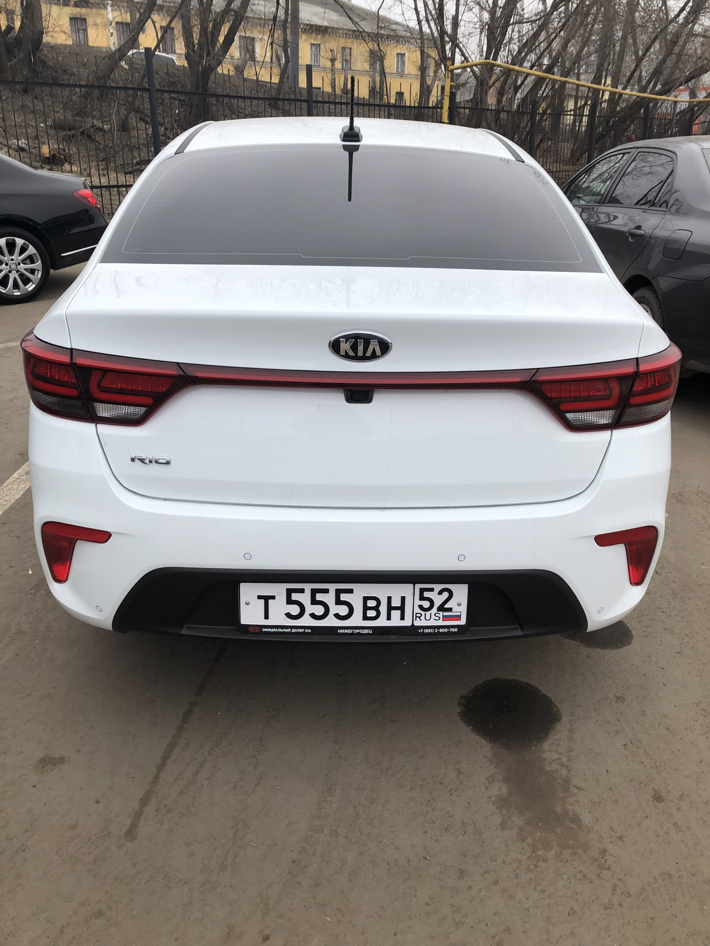 широкие рамки киа рио 4. накладка номерного знака киа рио 2 2009. квадратные номера на киа. фонарь подсветки номерного знака киа рио 3. рамка номера киа сид.