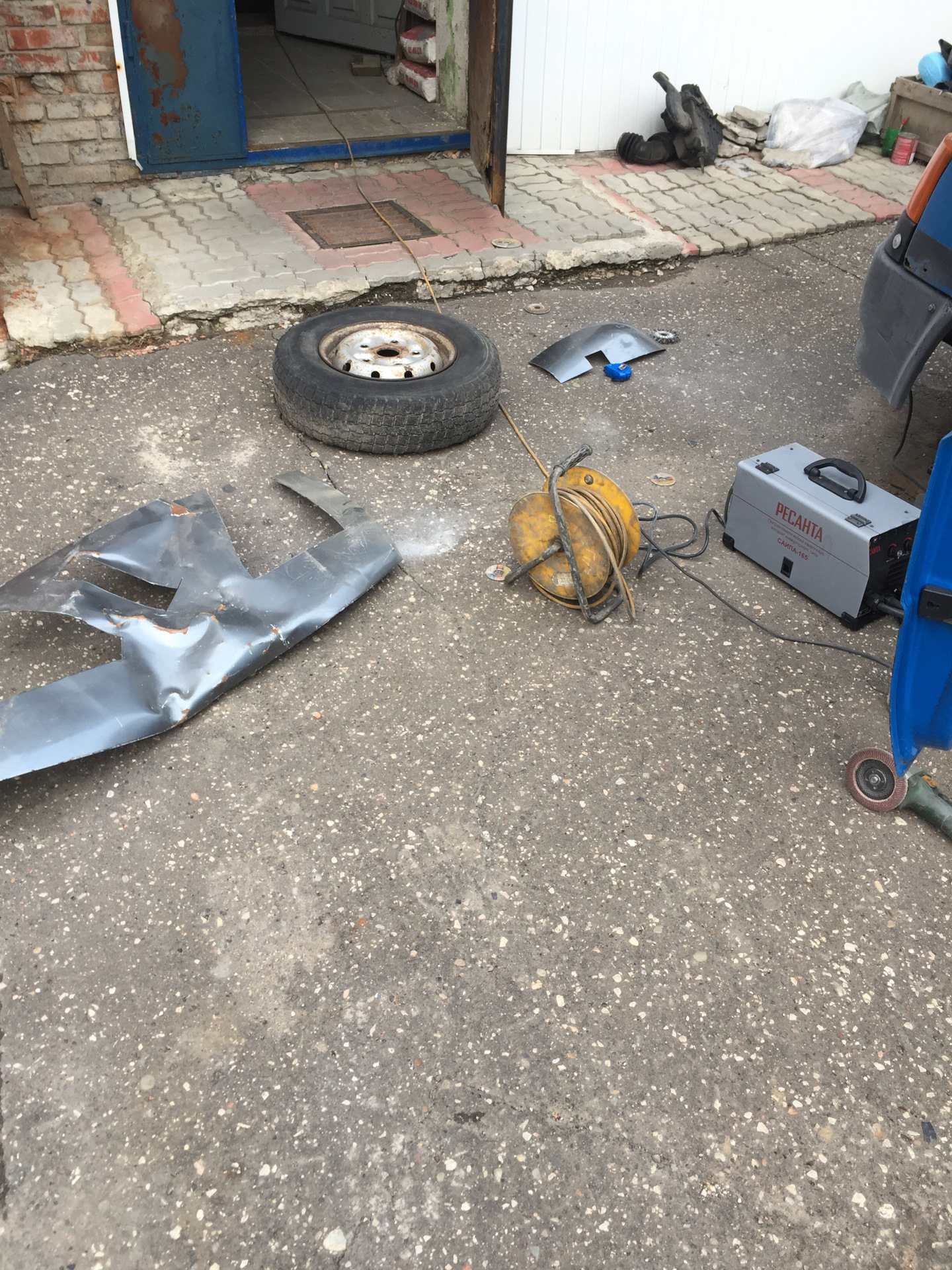 Ремонт чашки амортизатора на синем работяге — Ford Transit (5G), 2,5 л ...