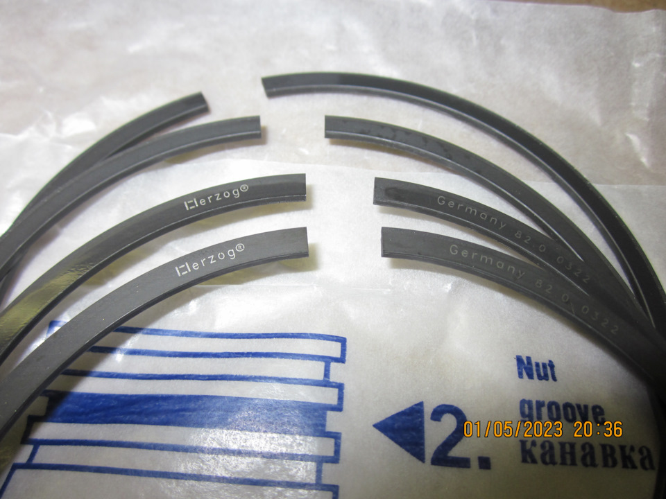 Поршневые кольца HERZOG, нижние (толстые) компрессионные кольца скребкового типа, фото со вспышкой — Lada Vesta SW (1G)