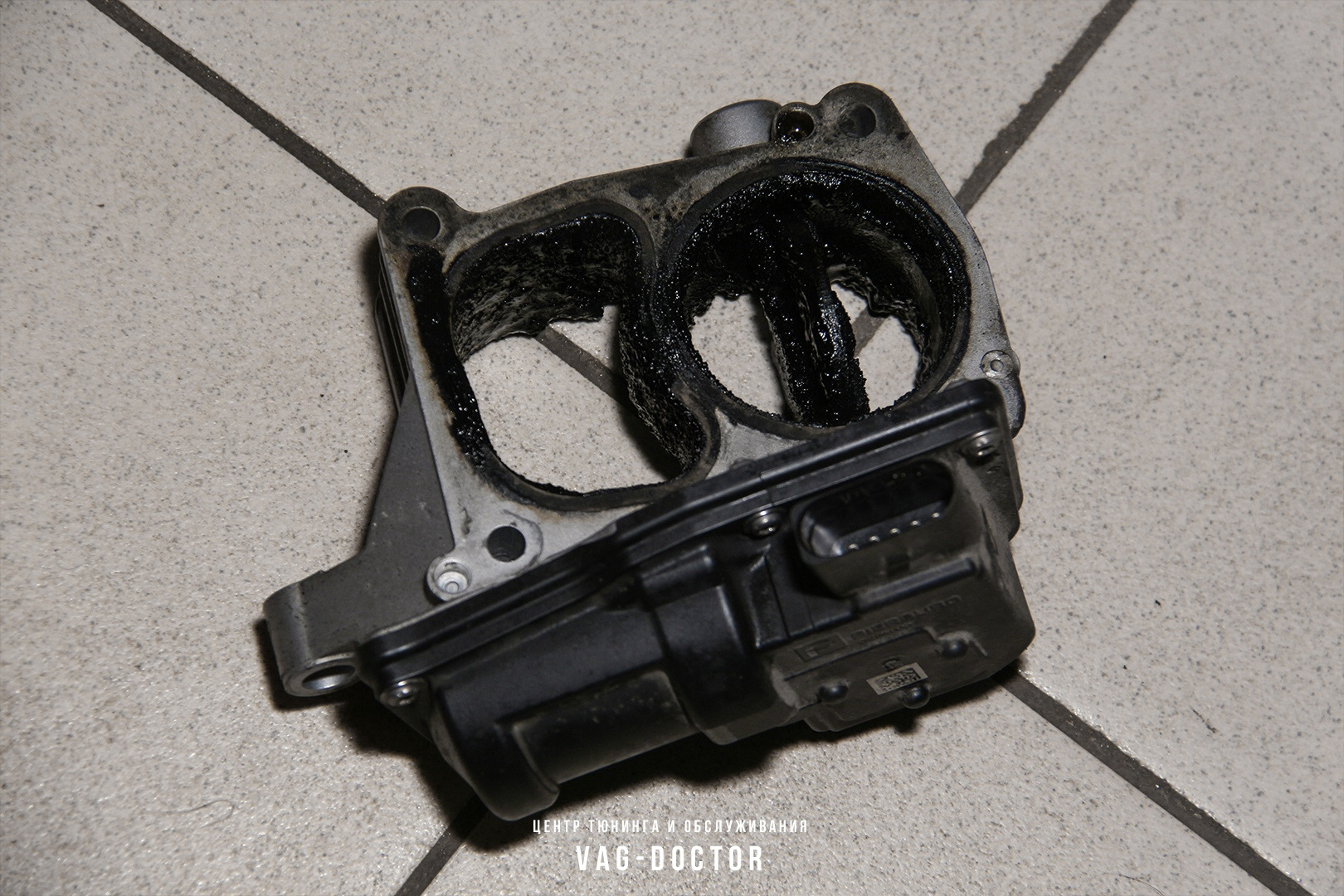 Чистка впускного коллектора и дроссельной заслонки автомобиля AUDI Q7 3 ...