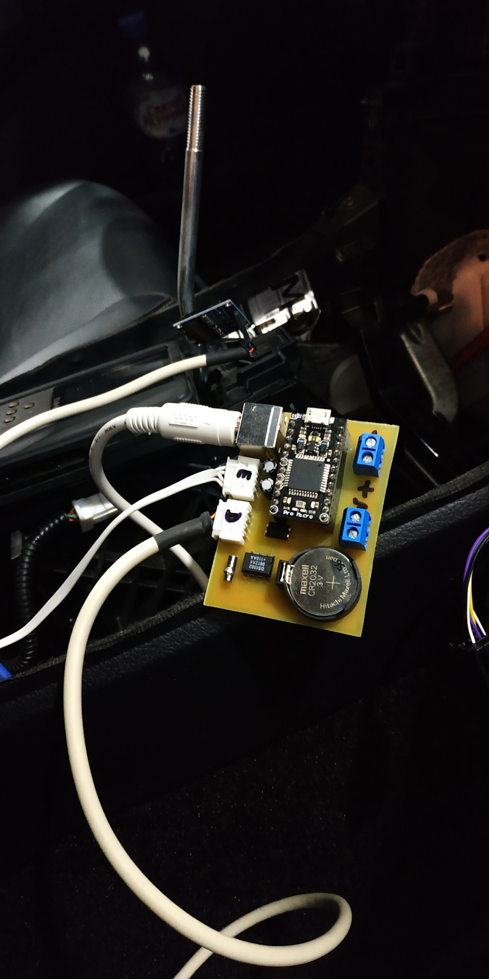 Photo from the logbook Toyota Camry (XV50). Found on photo: CR2032