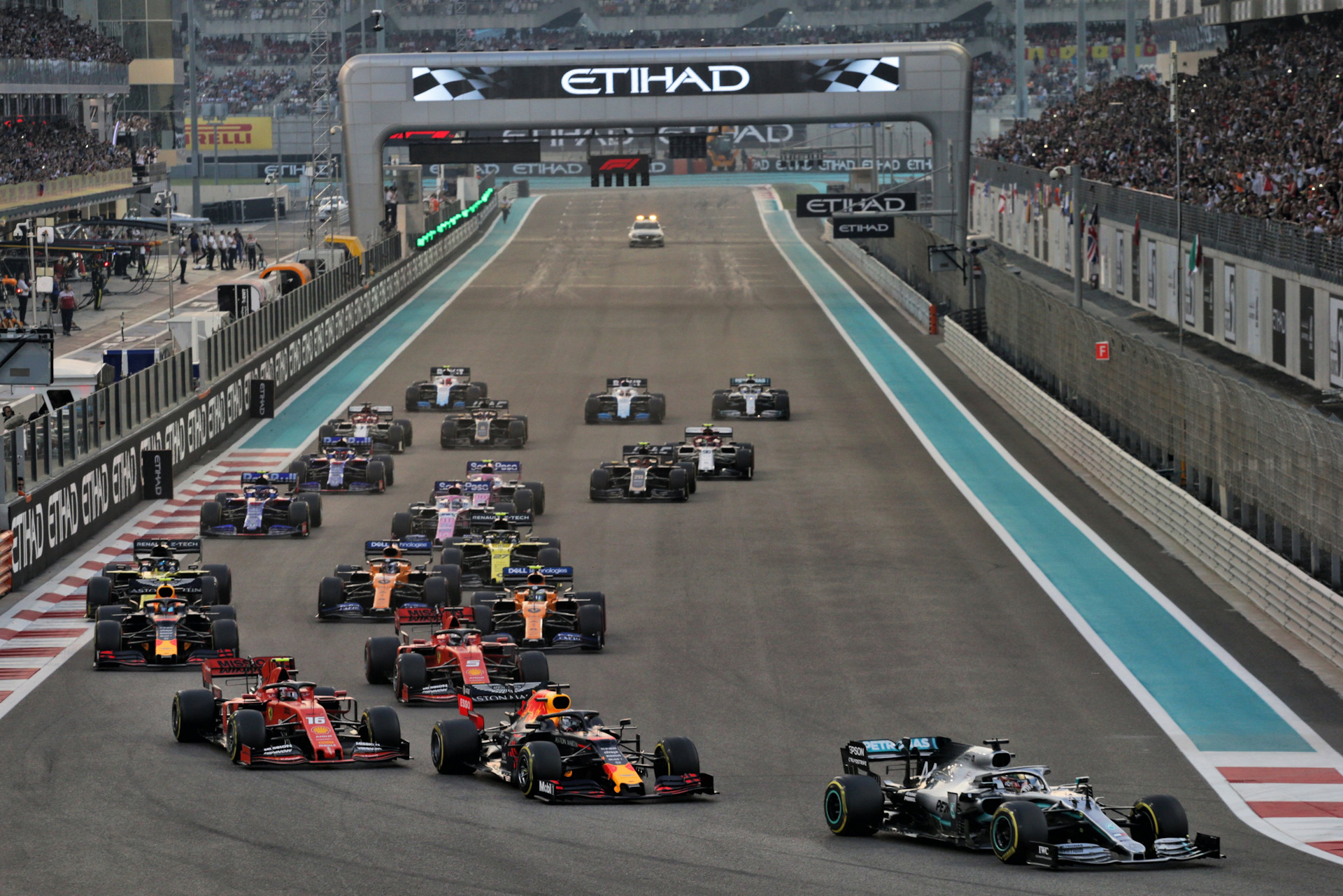 Гонки 1 года. Abu Dhabi f1 Grand prix. Абу Даби ф1 2021. Гонка f1 Хэмилтон. F1 Abu Dhabi 2021.