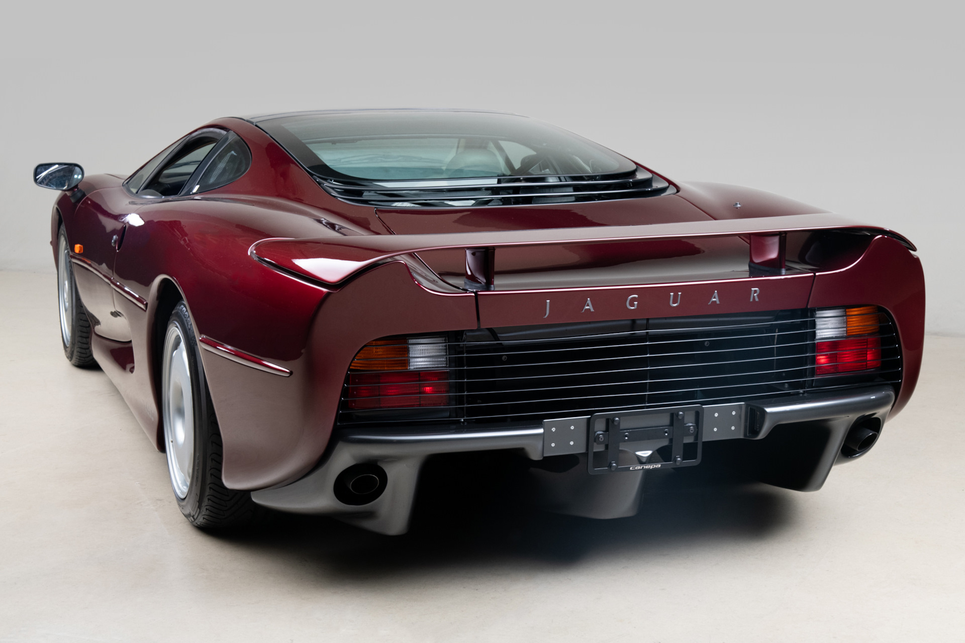 Ягуар xj220