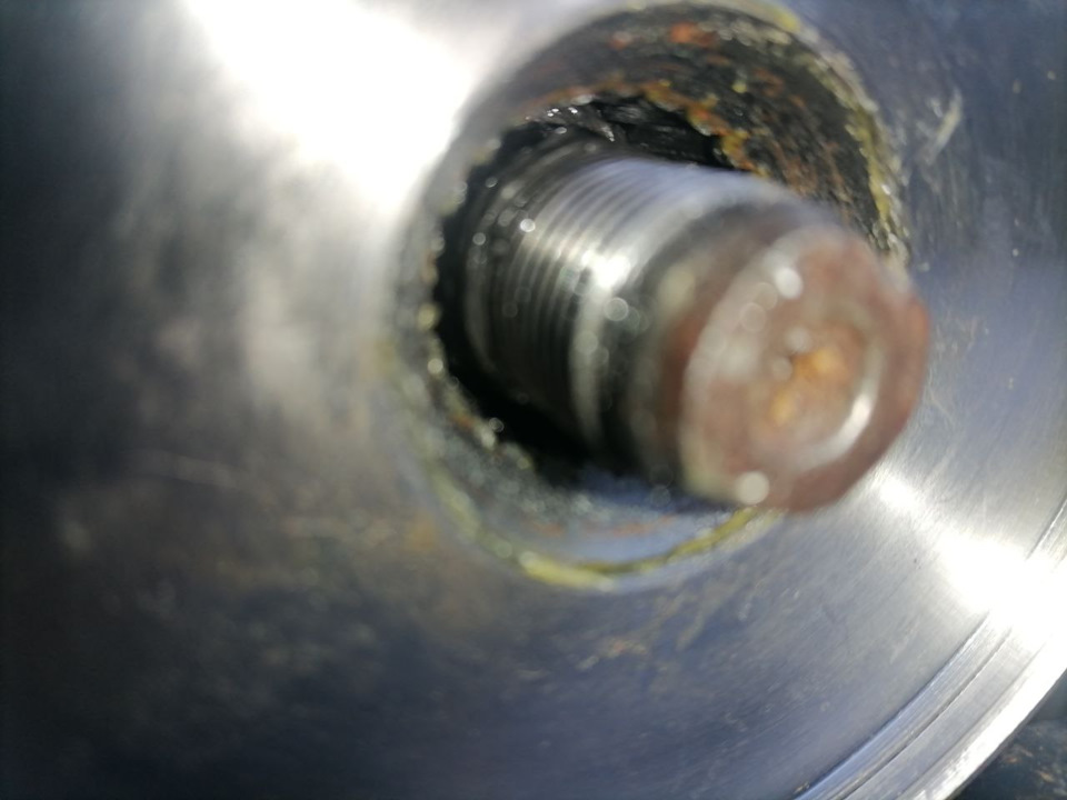 Старая шрусовая падаль не входит до конца в свежую ступичную курву — Chevrolet Niva (1G)