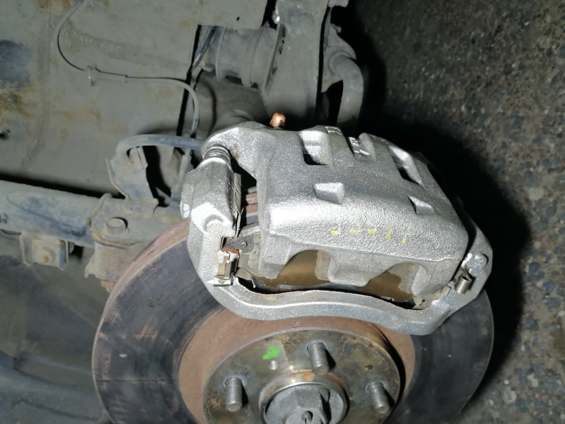 Суппорт с колодками ваз 2108. Суппорт тормозной передний митсубиши паджеро. Передний суппорт volkswagen polo. Мазда сх 9 переборка заднего суппорта. Суппорт тормозной kia rio 2006.