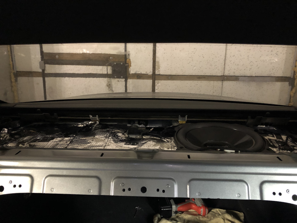 Установка сабвуфера в полку — Audi A6 (C7), 3 л, 2013 года | другое ...