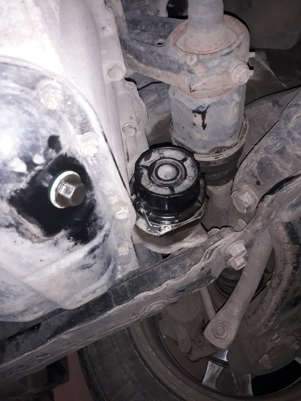 Подскажите, с каким усилием закручивать корпус масл фильтра? От руки или ключом? — Toyota RAV4 (IV)