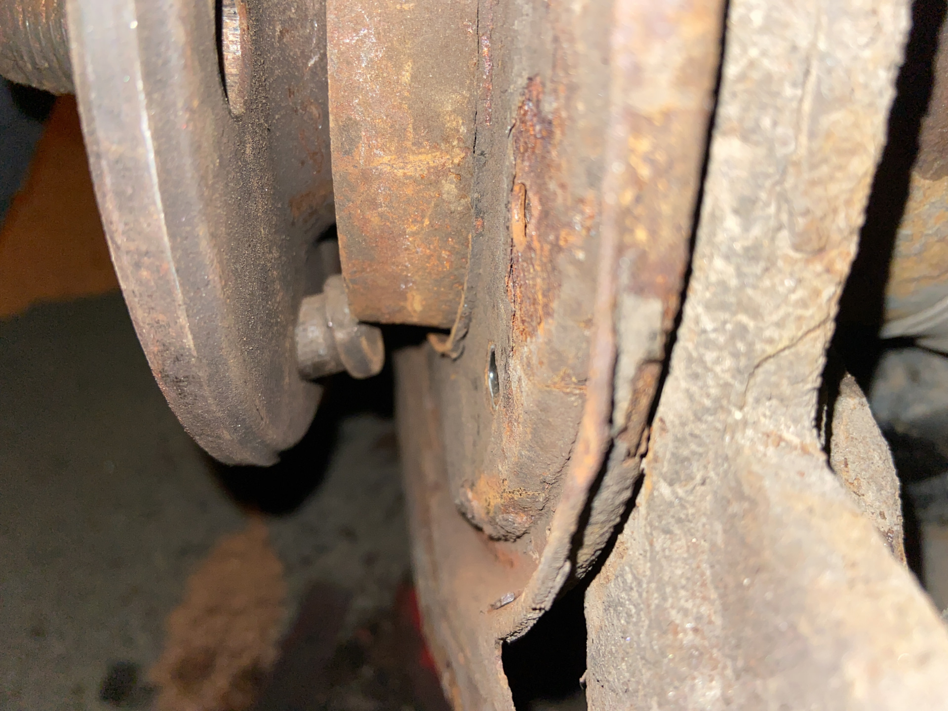 Замена задних шпилек — Ford Explorer (3G), 4 л, 2002 года | поломка ...