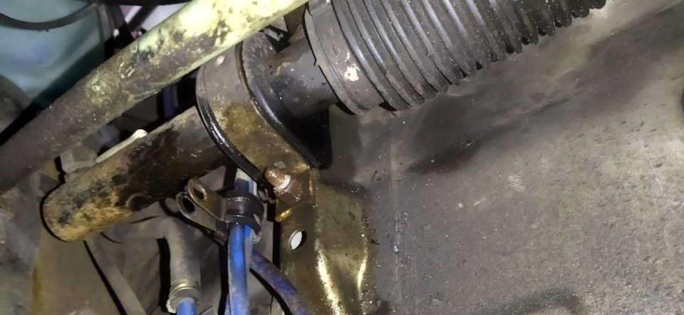 Откручиваем 4 гайки, крепящие рейки к моторному щиту — Opel Astra F