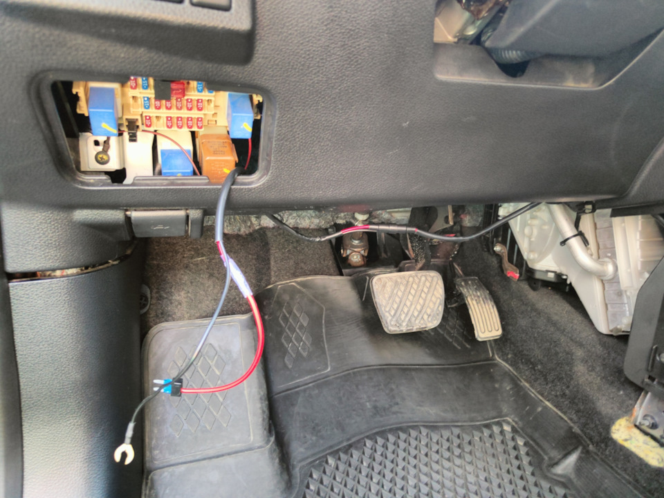 Вот так аккуратно протянул и спрятал за пластиком провод питания — Nissan X-Trail II (t31)