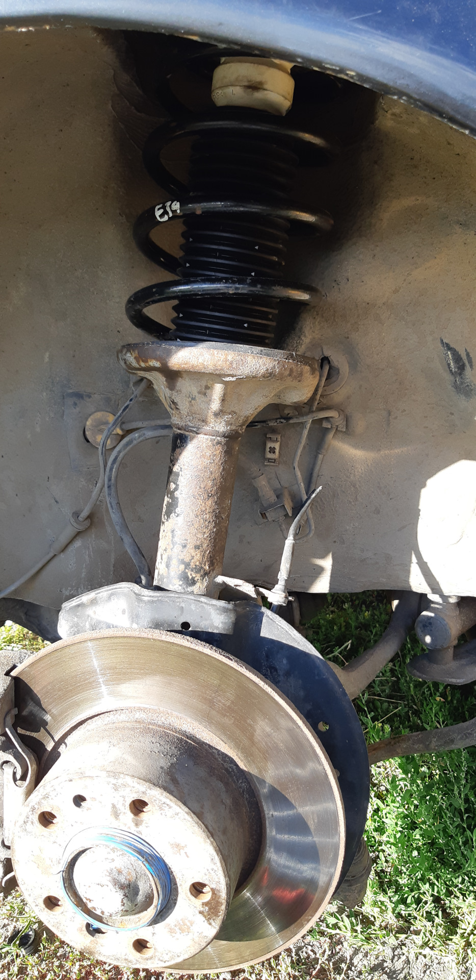 22 Собрав стойку ставим на авто предварительно смазав все болты литолом, что бы избежать прикипания, вообщем опять нажимаем на рычажный узел и пытаемся попасть в верхнюю чашку, что бы затянуть стойку в этом деле мне помогала супруга))) — BMW 5 series (E34)