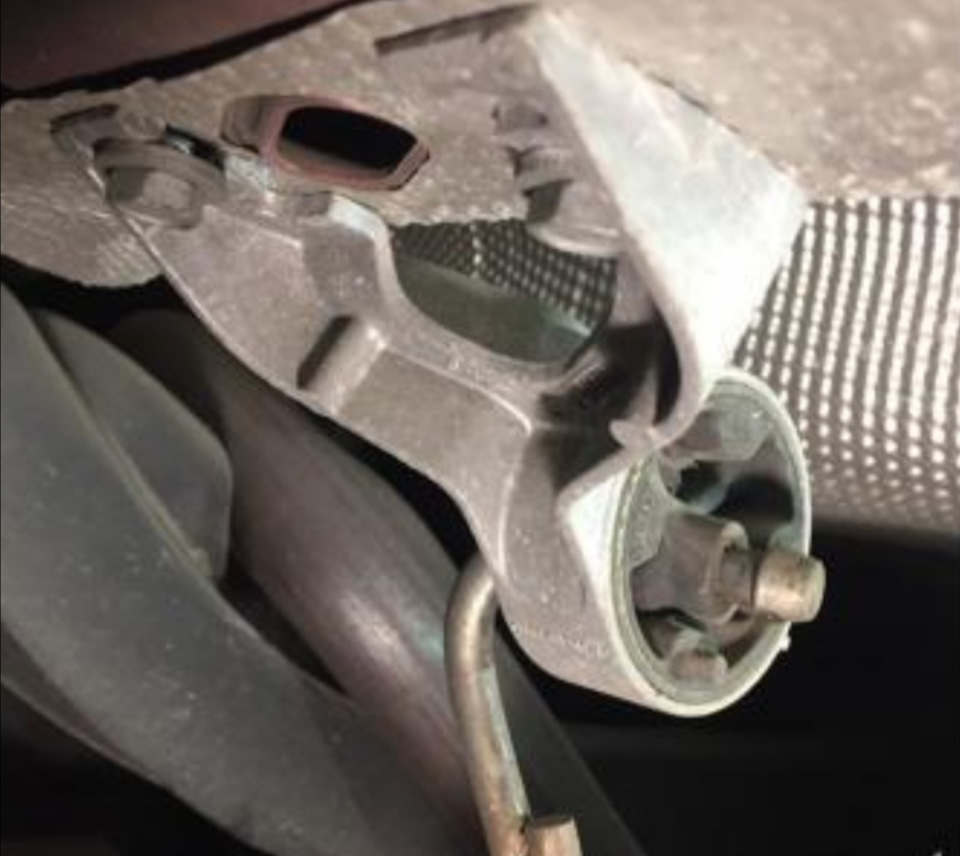 Отвалилось крепление глушителя — Ford Escape (3G), 2 л, 2013 года ...