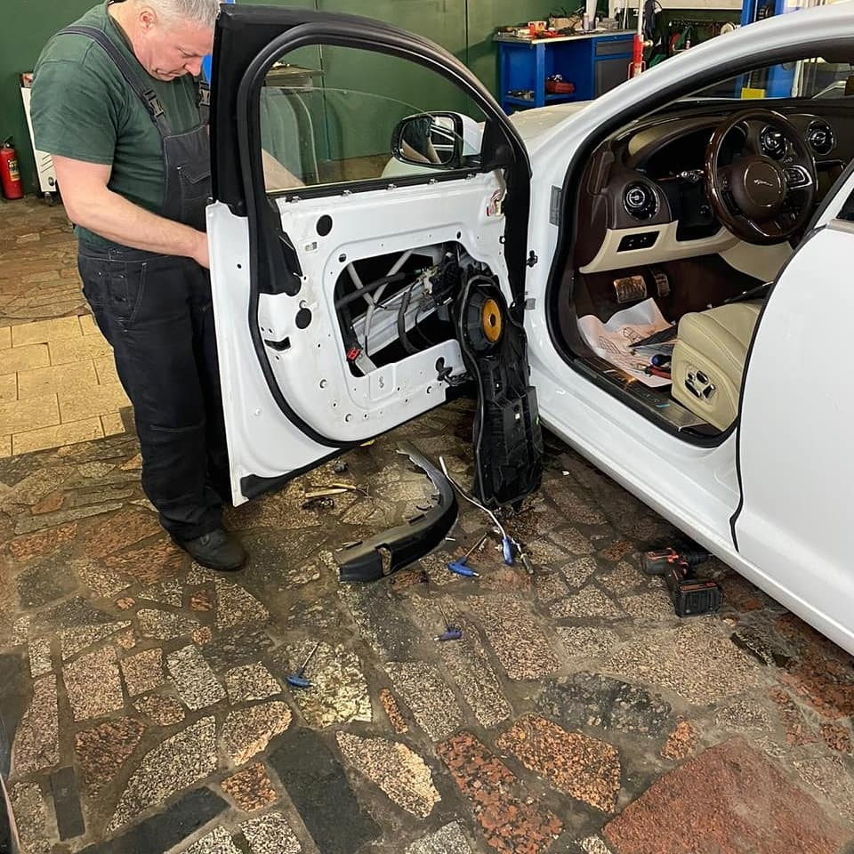 Как снять обшивку двери ягуар Jaguar XJ 351 замена тросика замка двери - JAGUAR PARTS на DRIVE2