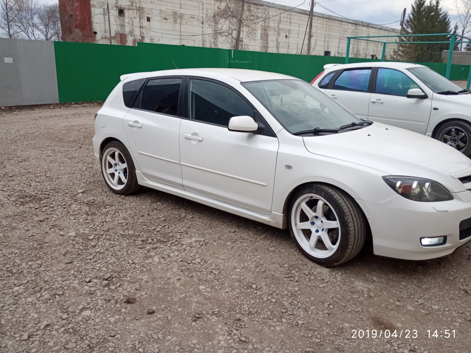 Mazda 3 2008 на дисках