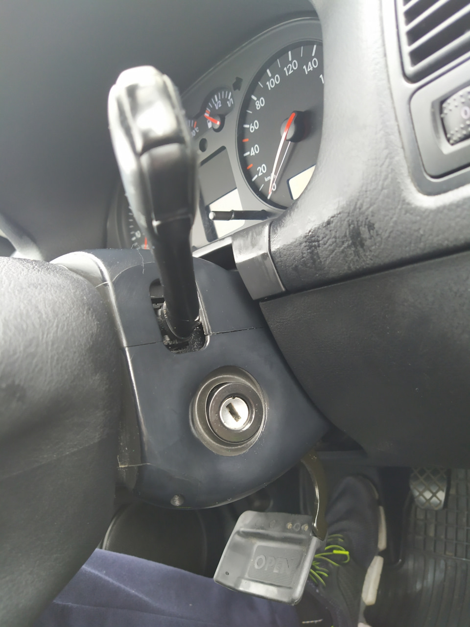 Пыльник троса ручника. — Skoda Octavia Mk2, 2 л., 2005 года | своими ...