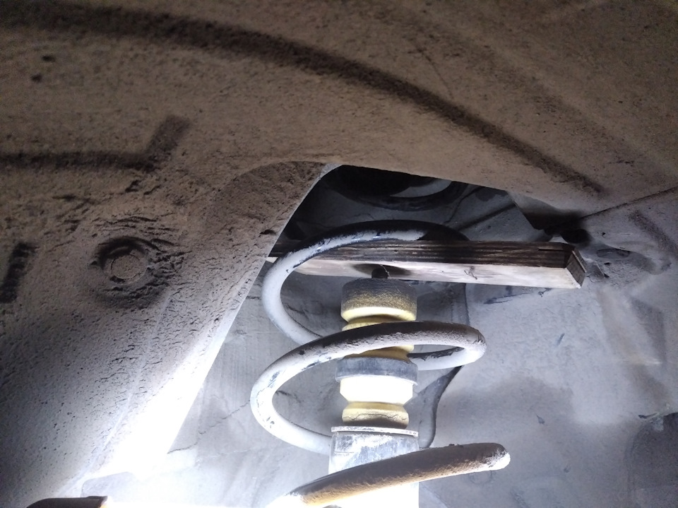 Пыльник мазда сх 5. Mazda cx5 демпфер переднего амортизатора. Крепеж пыльника дна Мазда 2016. Стойка амортизатора Мазда cx5. Пыльники передних амортизаторов Мазда cx5.