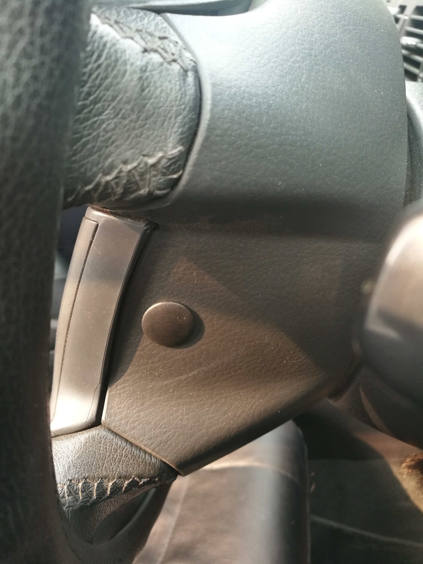 Заглушки под рулевое колесо — Toyota Avensis II, 2 л, 2003 года ...