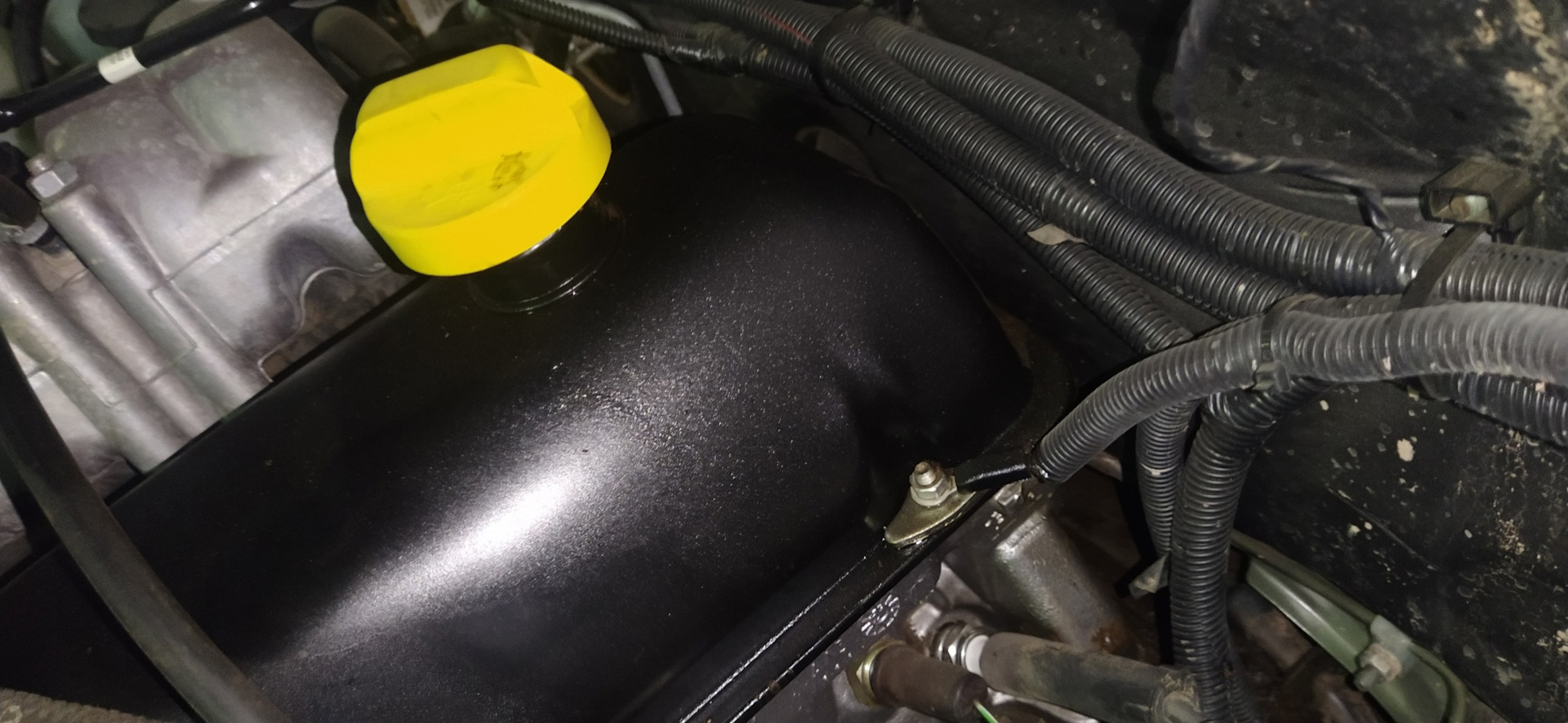 Подтекает масло с клапанной крышки — Lada Niva Travel, 1,7 л, 2021 года ...